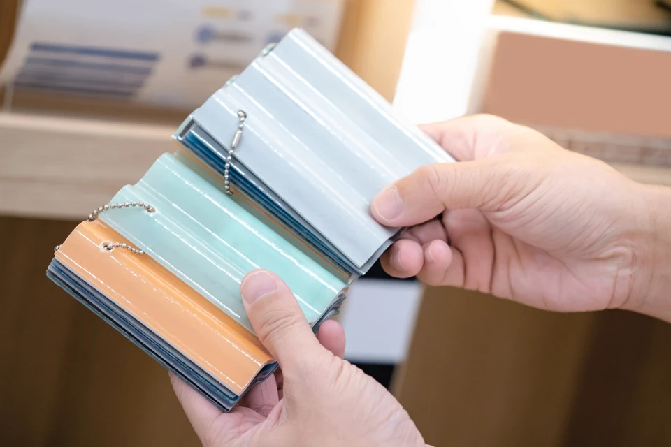 Extérieur, exposition de tuiles de toiture disposées en rangées horizontales sur un mur d'exposition ou un présentoir professionnel