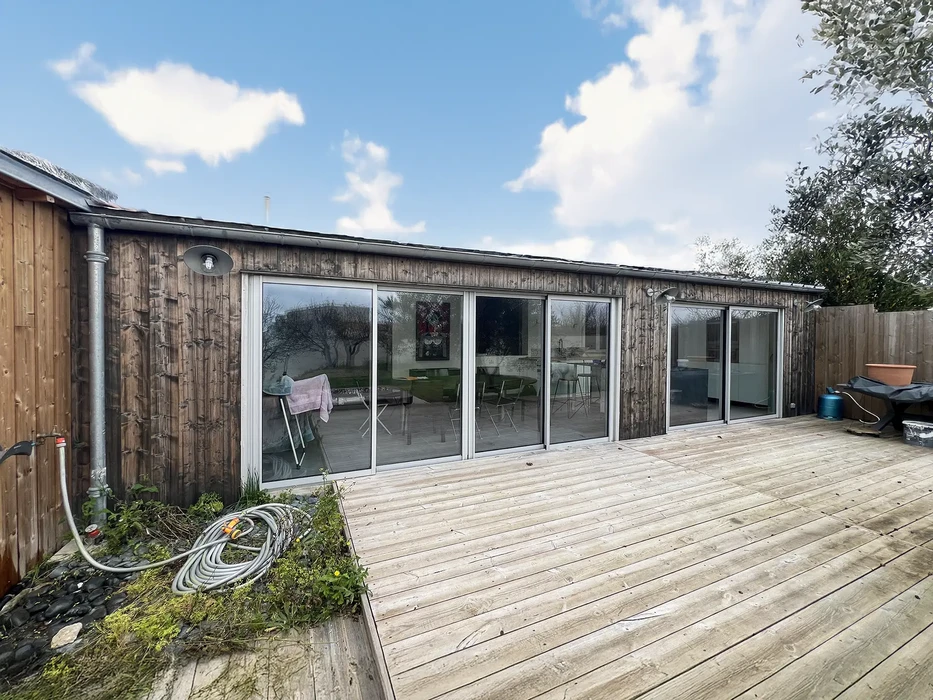 Terrasse en bois avec extension moderne à ossature bois et bardage vertical