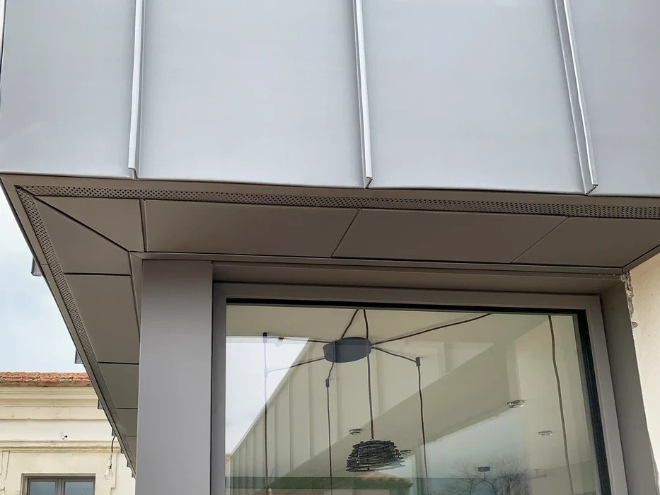 Chantier de rénovation d'une villa avec échafaudage métallique tubulaire installé sur façade