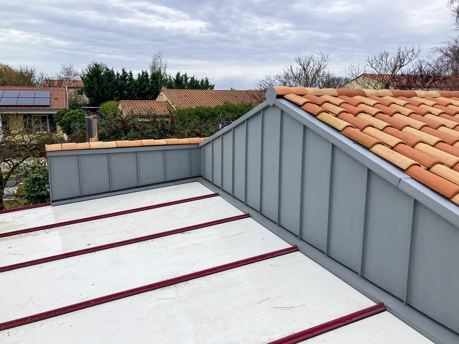 Espace extérieur moderne avec abri métallique à toiture en lamelles de bois, colonnes d'acier galvanisé supportant une structure contemporaine