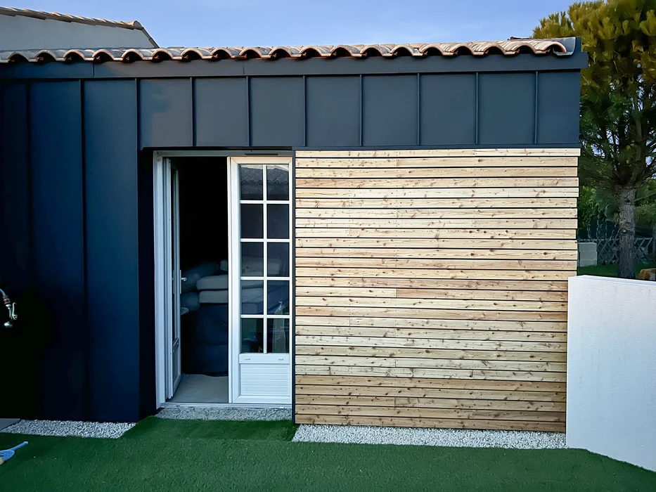 Espace extérieur étroit entre bâtiments résidentiels avec structure moderne verticale