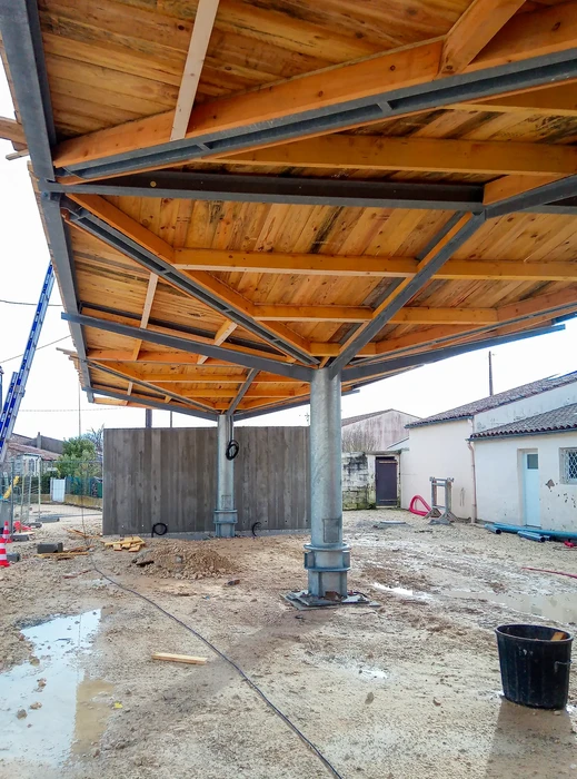 Terrasse extérieure résidentielle avec pergola en bois massif à poteaux verticaux et traverses horizontales