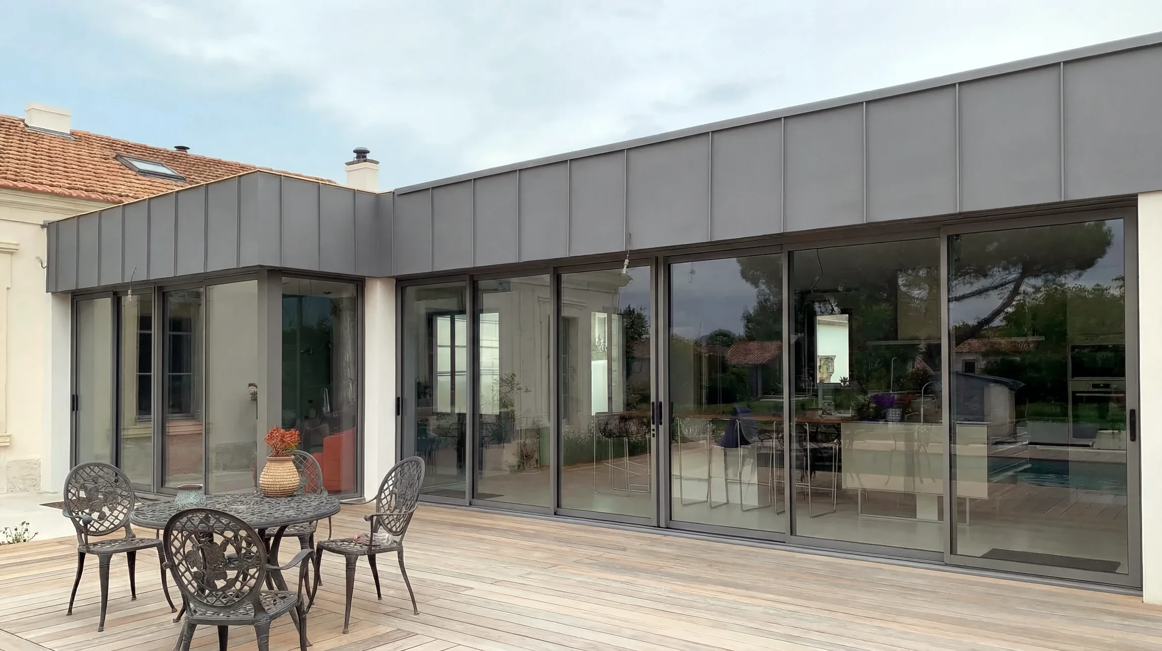 Façade extérieure de maison moderne avec bardage bois horizontal et murs blancs