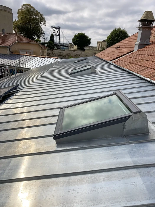 Terrasse de toit avec étanchéité membrane blanche et bandes d'étanchéité rouges