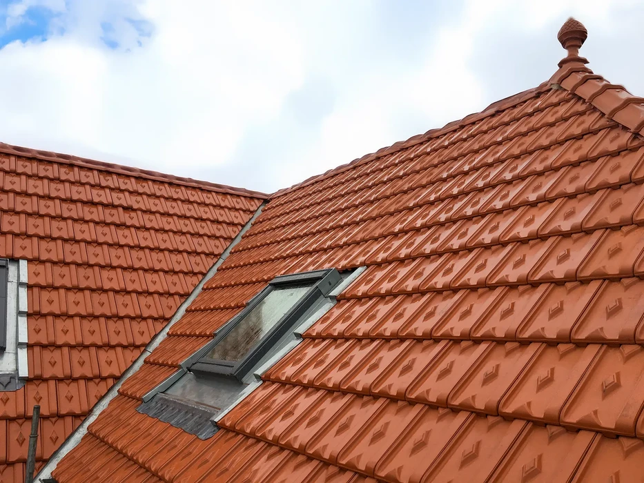 Chantier de rénovation d'une villa avec échafaudage métallique tubulaire installé sur façade