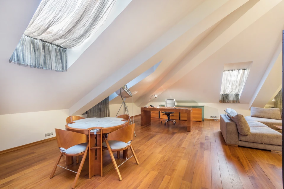 Intérieur de la chambre avec fenêtre ouverte, lit matrimonial et entrée de l'escalier
