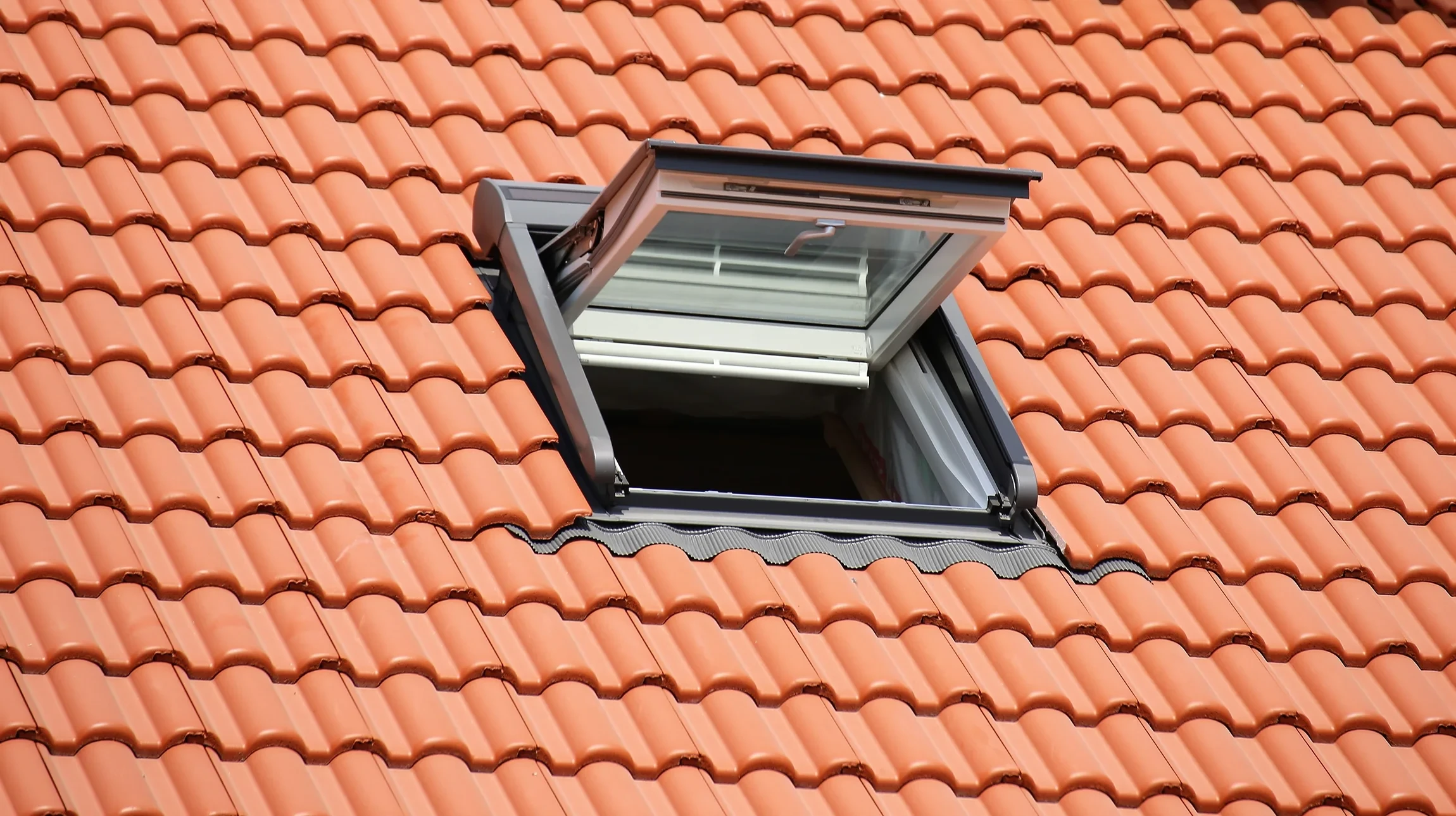 Un espace de repos moderne dans un bureau, avec de grandes fenêtres qui laissent entrer la lumière naturelle qui inonde l'espace