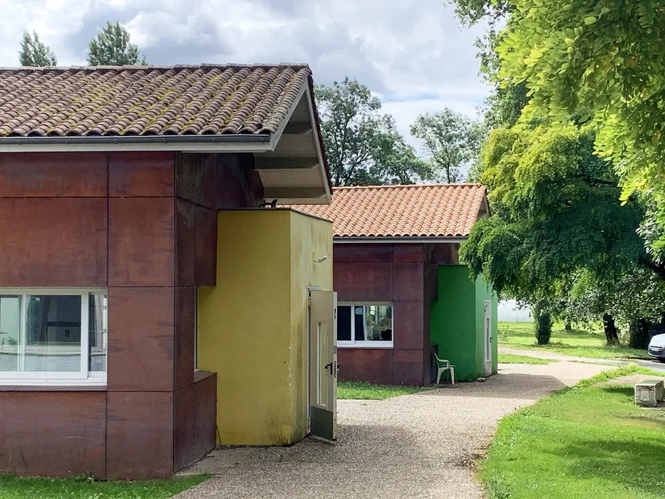 Chantier de couverture en zinc sur toiture urbaine avec pose de bac acier nervuré