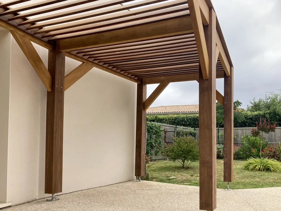 Toiture en cours de rénovation vue de l'extérieur, avec travaux de couverture métallique