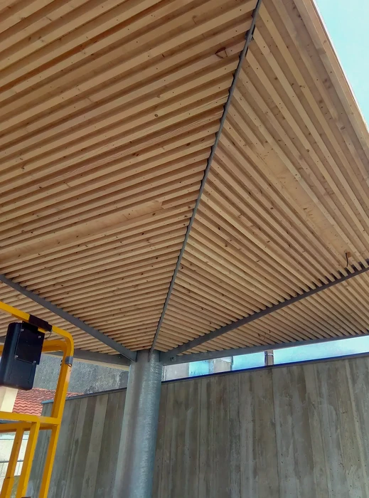 Chantier de rénovation de toiture en extérieur