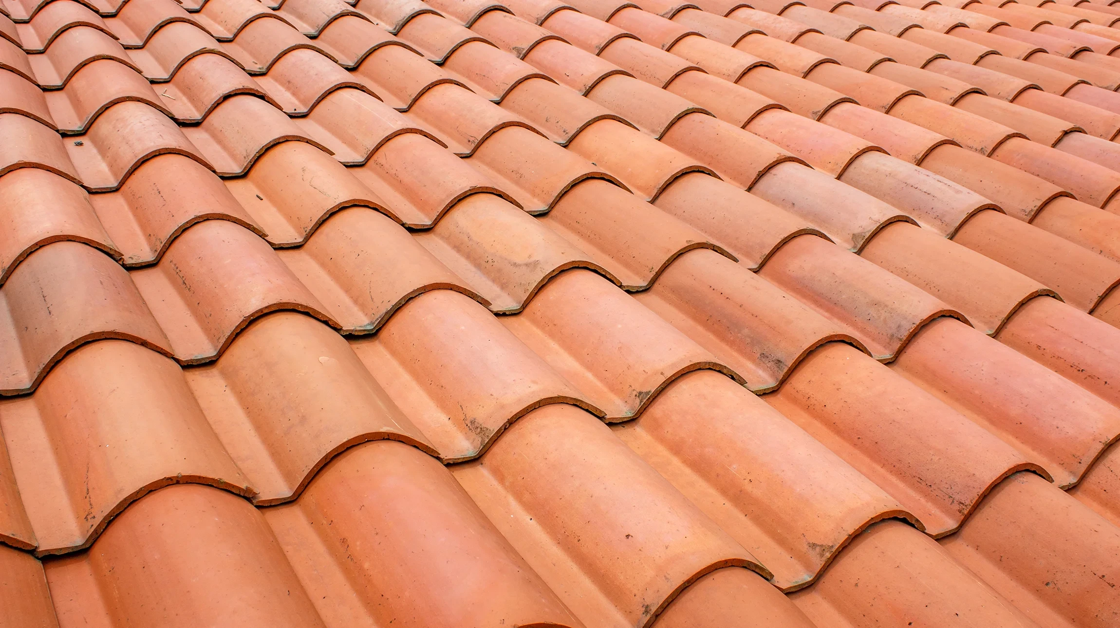 Atelier de métallurgie intérieur avec artisan soudeur portant gants de protection, manipulant une torche à souder sur pièce métallique circulaire