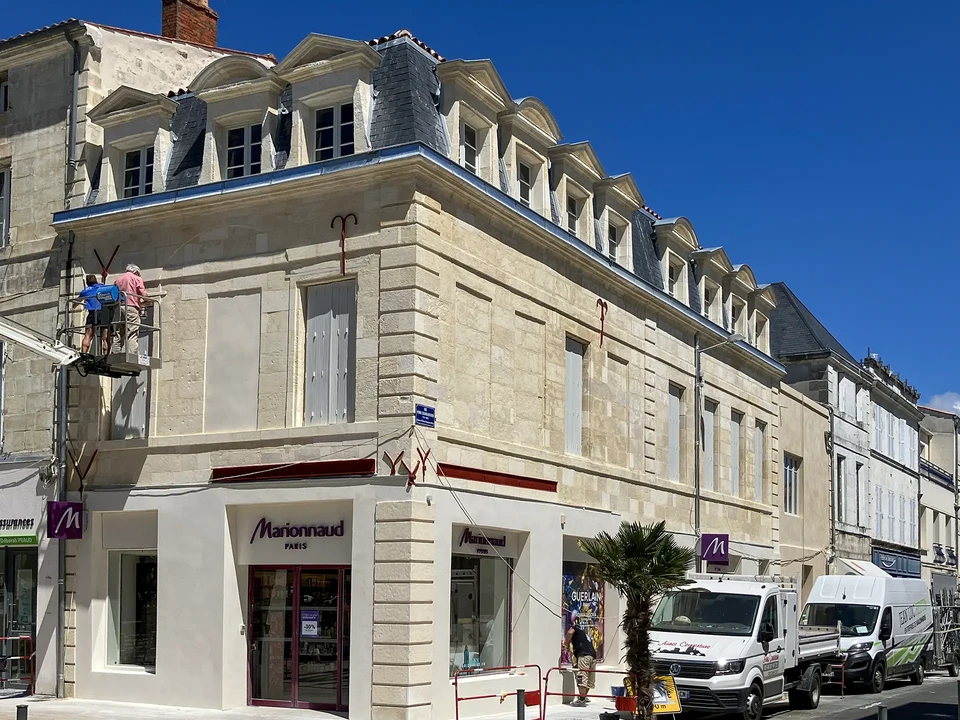Extérieur, exposition de tuiles de toiture disposées en rangées horizontales sur un mur d'exposition ou un présentoir professionnel
