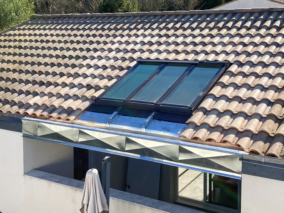 Chantier de construction en ext&eacute;rieur sous ciel bleu