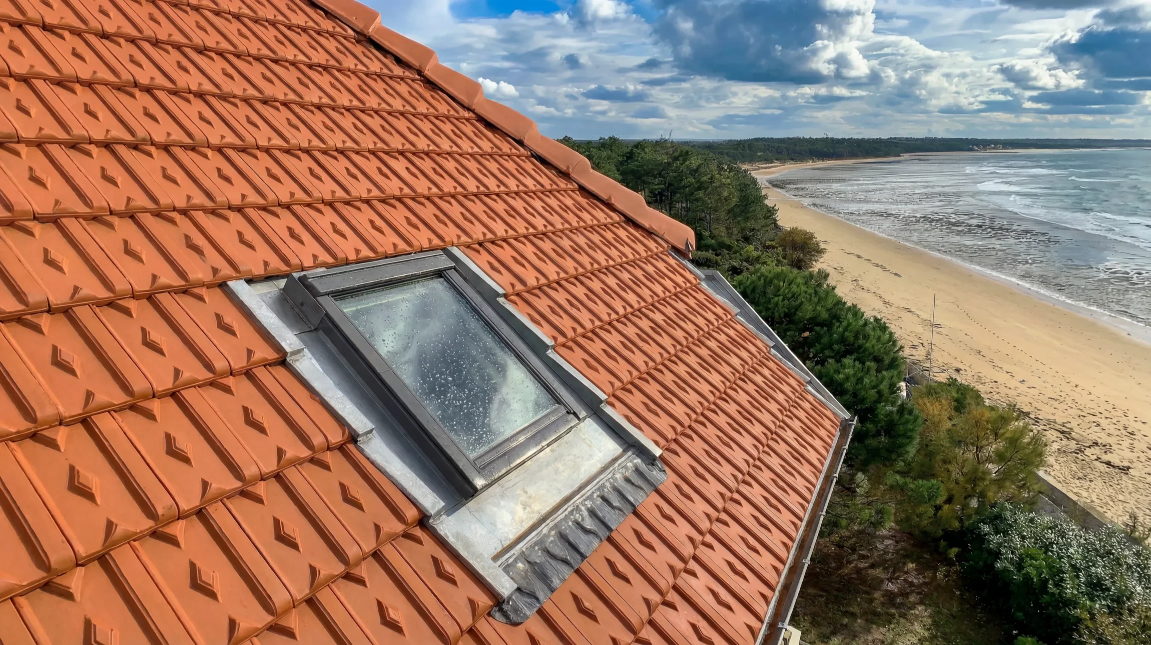 Ext&eacute;rieur jour, toiture traditionnelle en chaume avec structure apparente en bois